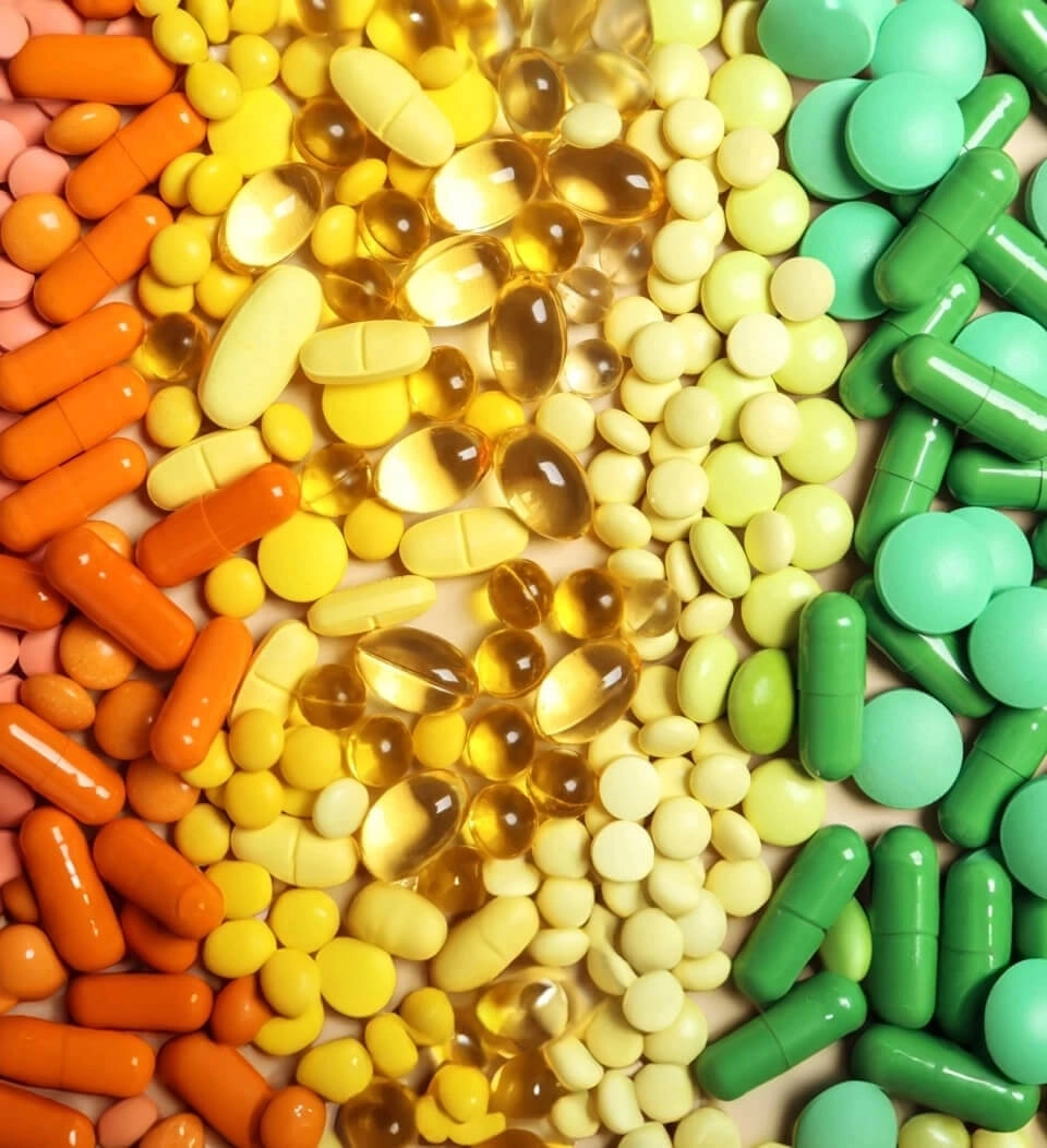 IMAGEM ILUSTRATIVA - CAPSULAS E PILULAS COLORIDAS DE DIVERSAS VITAMINAS E MINERAIS