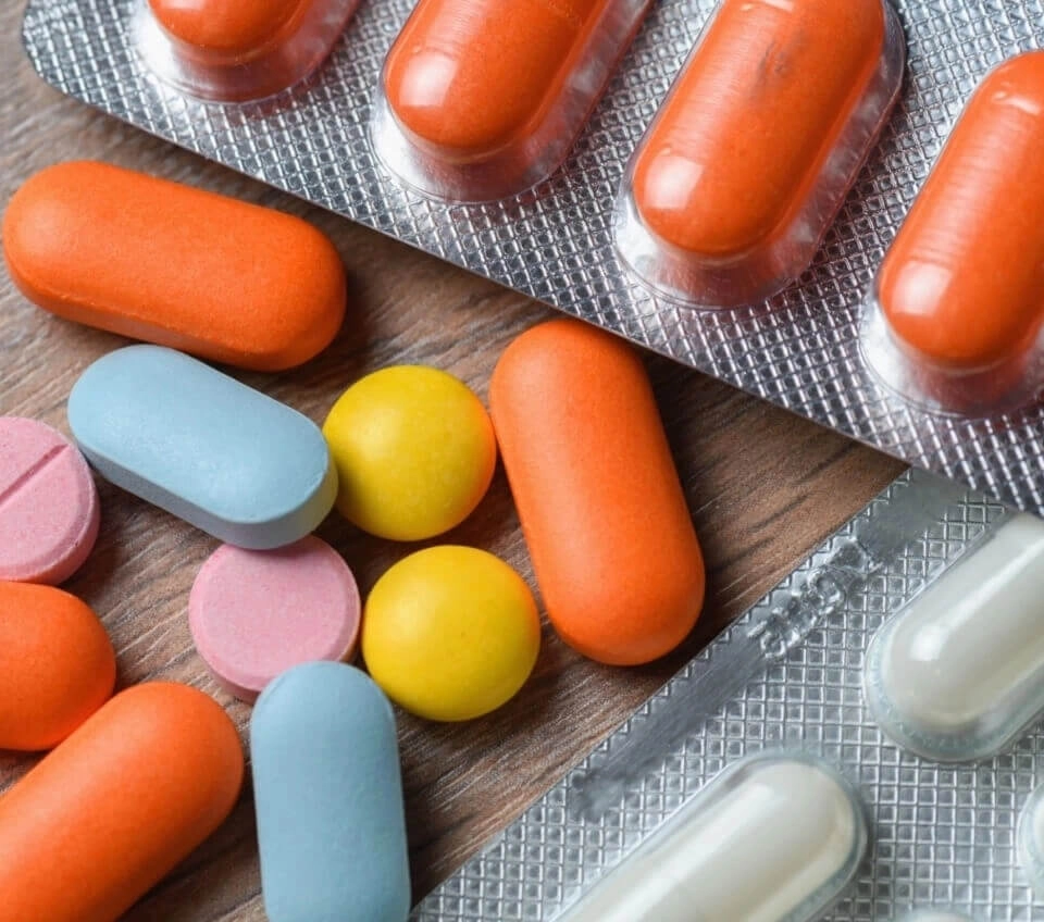 IMAGEM ILUSTRATIVA - PILULAS E CAPSULAS COLORIDAS