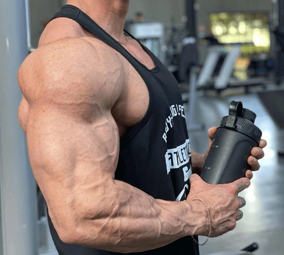 IMAGEM ILUSTRATIVA - HOMEM FORTE SEGURANDO SCOOP DE WHEY