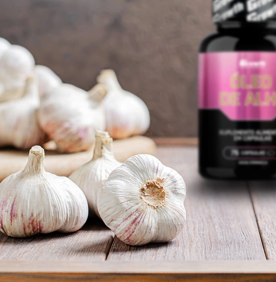 GROWTH SUPPLEMENTS - Cabeças de alho com embalagem de Óleo de Alho 500 mg desfocada