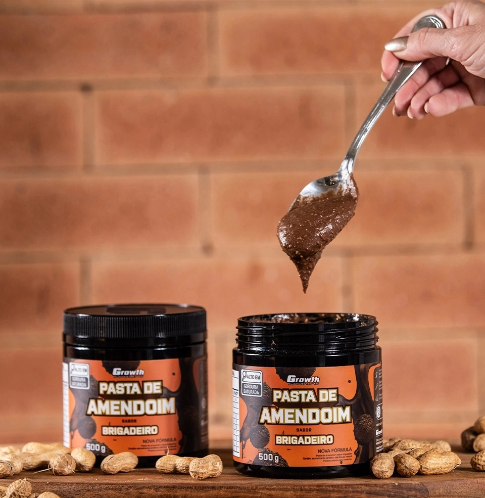 GROWTH SUPPLEMENTS - Embalagens de Pasta de Amendoim sabor brigadeiro com amendoins em volta e colher