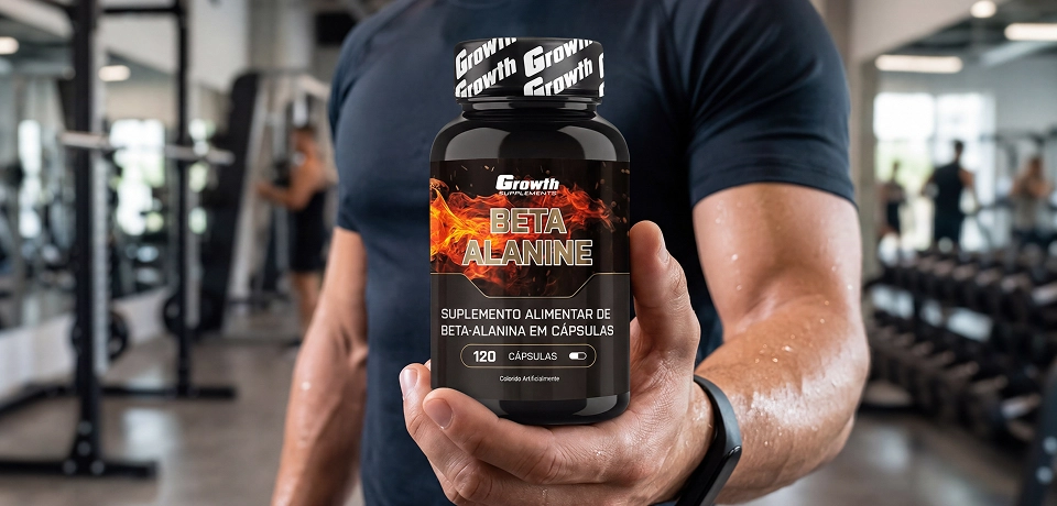 GROWTH SUPPLEMENTS - Homem segurando embalagem de Beta Alanine em uma academia