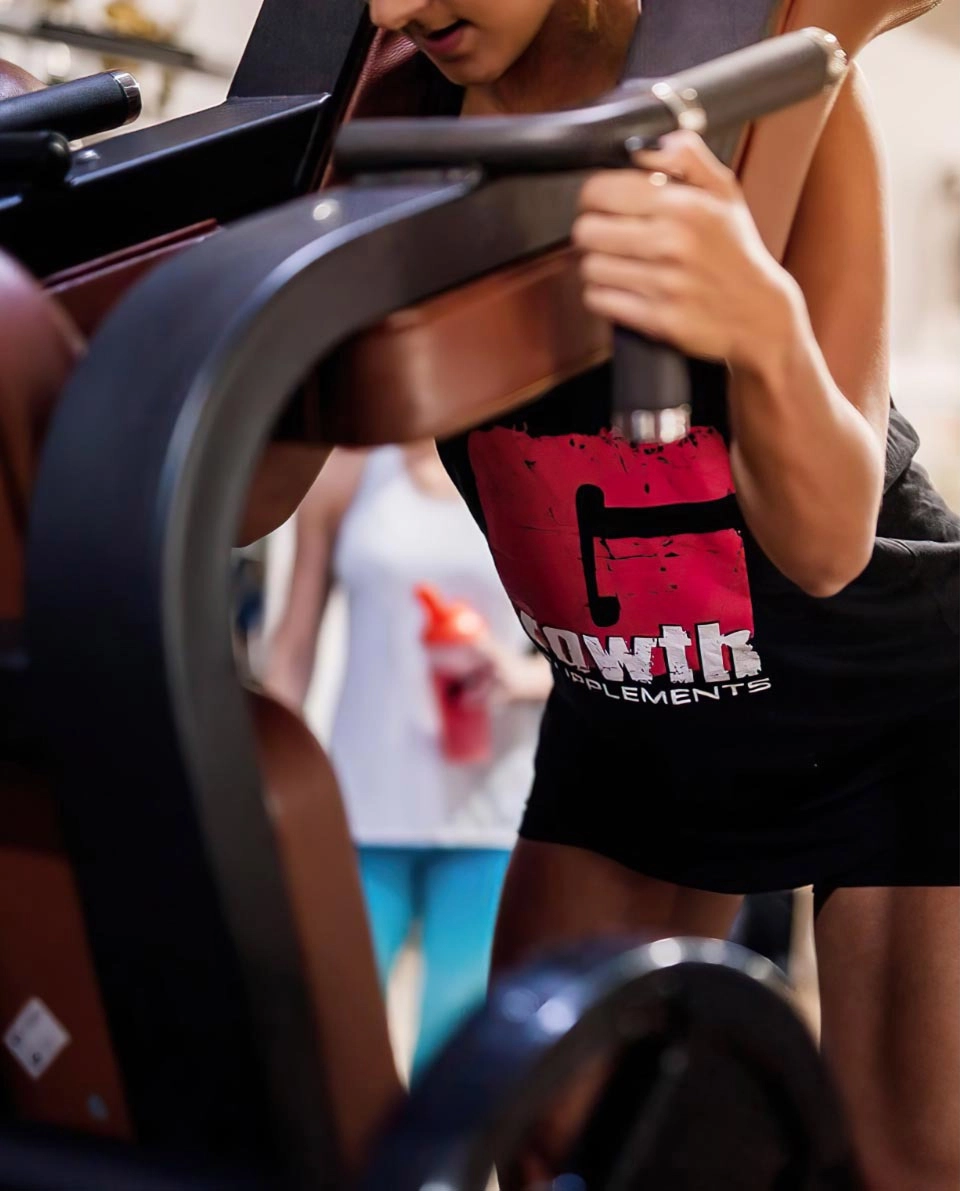 GROWTH SUPPLEMENTS - Pessoa na academia com regata Growth Supplements