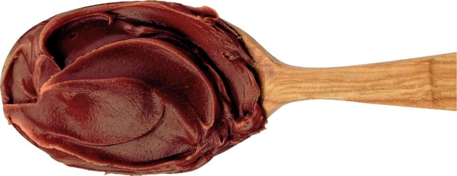 Pasta de amendoim sabor chocolate com morango em uma colher