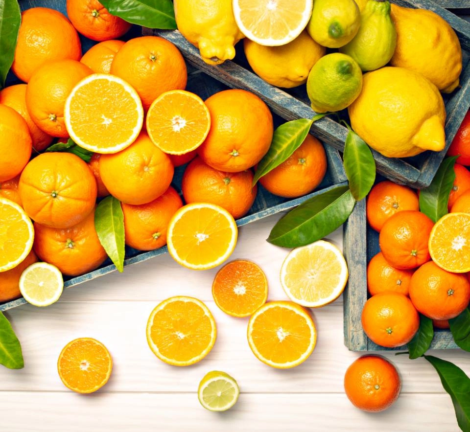 Growth Supplements - IMAGEM ILUSTRATIVA LARANJAS ESPALHADAS EM UMA MESA