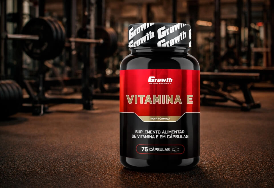 Vitamina E 75 Caps Growth Supplements na frente e atrás uma academia