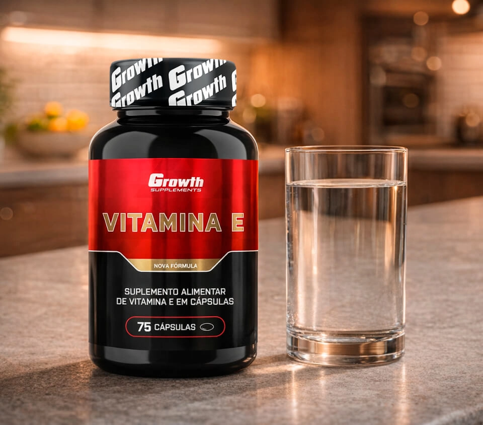 Vitamina E 75 Caps Growth Supplements ao lado de um copo de água