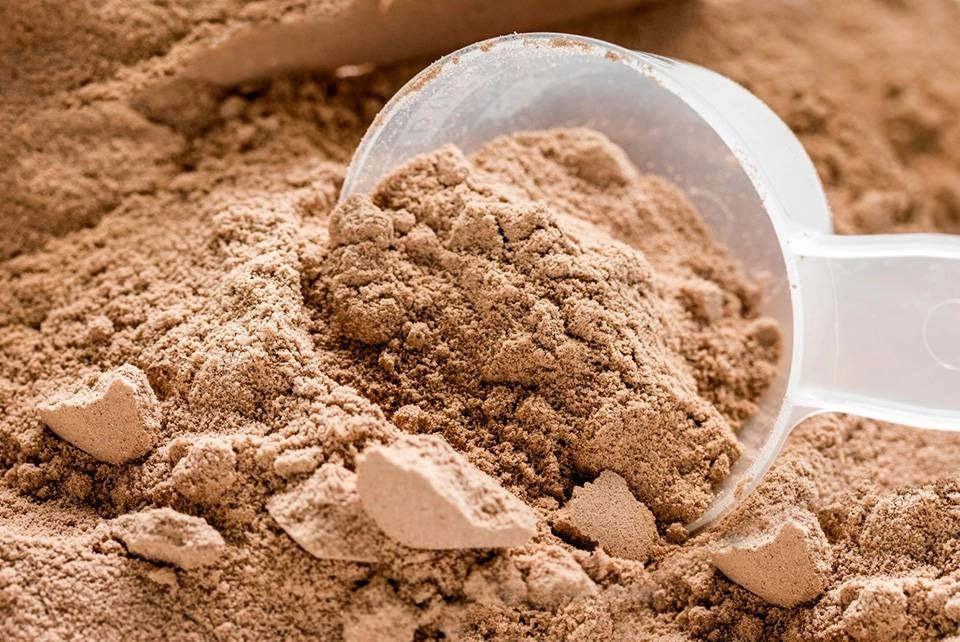 Growth Supplements - IMAGEM ILUSTRATIVA DE UM SCOOP DE WHEY